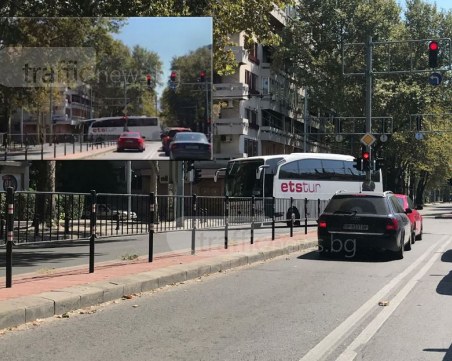 Автобус блокира невралгично кръстовище в Пловдив, едва прави обратен завой ВИДЕО