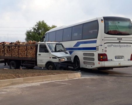 Камион се заби в автобуса от Пловдив за Асеновград на КЦМ СНИМКИ