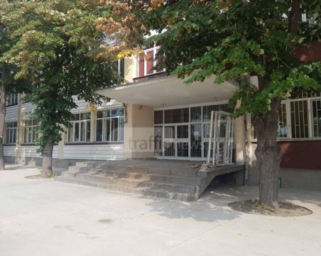 Местят в друга сграда учениците от Английската в Пловдив, ако ремонтът не завърши СНИМКИ
