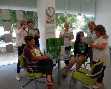 Пловдивска фирма раздаде 1500 тетрадки на първолаците под тепетата СНИМКИ