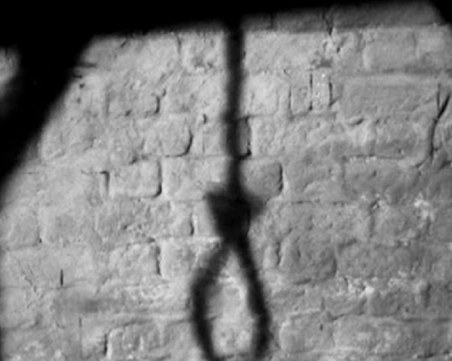 Трагедия: Мъж откри младата си съпруга обесена в дома им