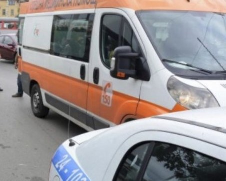 Жена е открита с прободна рана, лежейки в безпомощно състояние на спирка