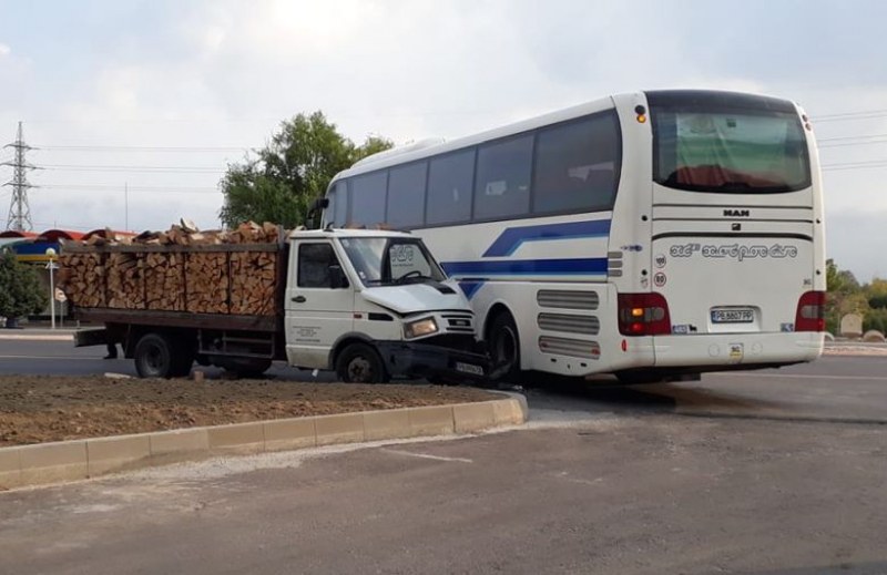 Камион се заби в автобуса от Пловдив за Асеновград на КЦМ СНИМКИ