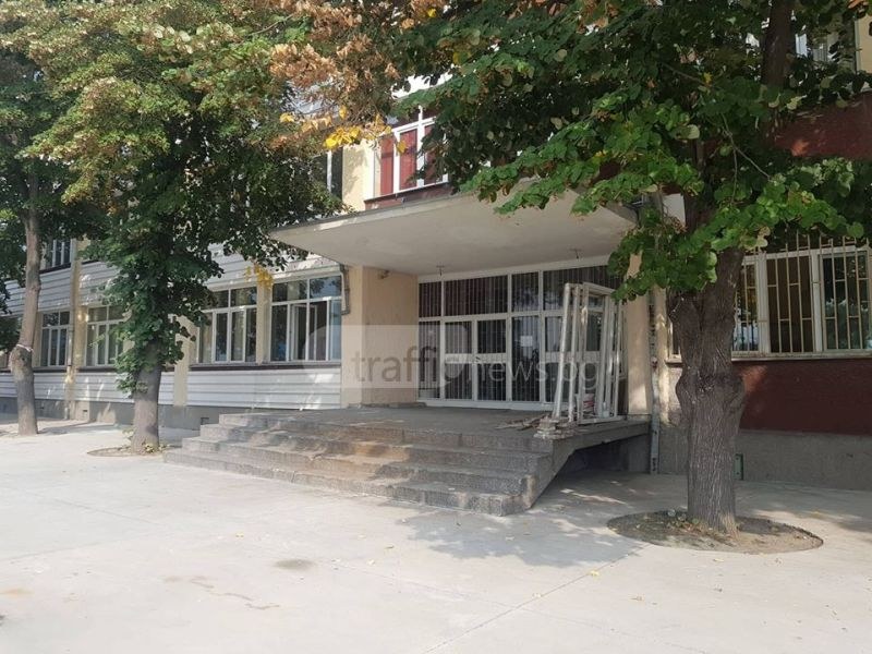 Местят в друга сграда учениците от Английската в Пловдив, ако ремонтът не завърши СНИМКИ