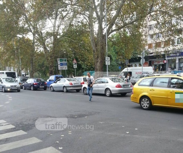 Пловдивчани пресичат през просото с риск да бъдат ударени от коли СНИМКИ