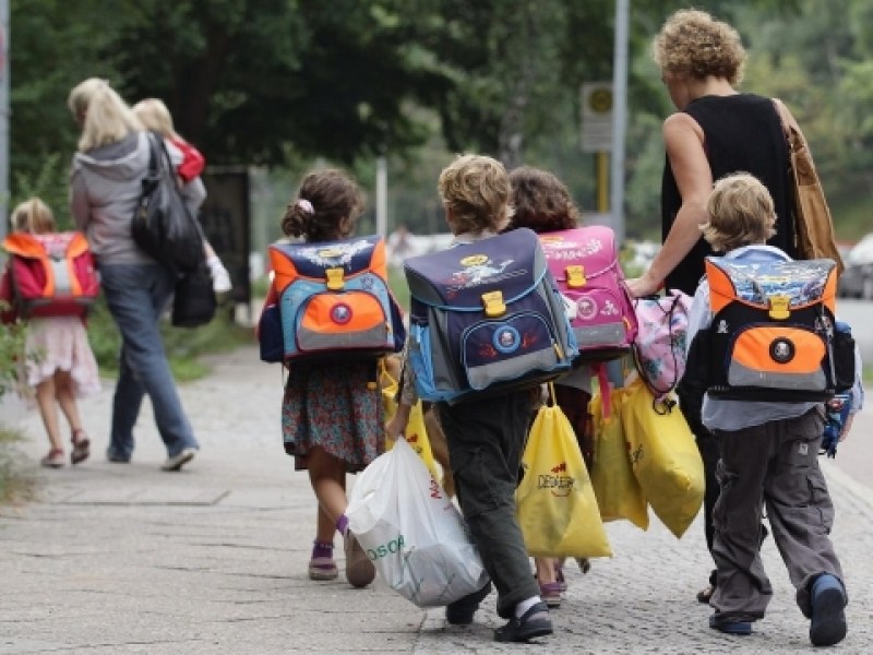 Заради тежките раници държавата отпуска 6 млн. лева за шкафчета в училищата