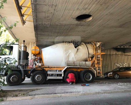 Бетоновоз се заклещи под мост в Пловдив СНИМКИ