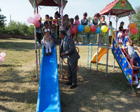 Срязаха лентата на нова детска площадка край Пловдив, местните я чакали 30 години