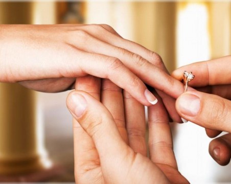 Зодията, която ще получи предложение за брак през октомври