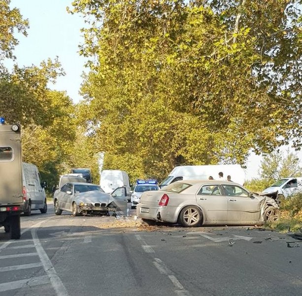 Две коли се помляха на пътя Пловдив-Пазарджик, шофьорка пострада СНИМКИ