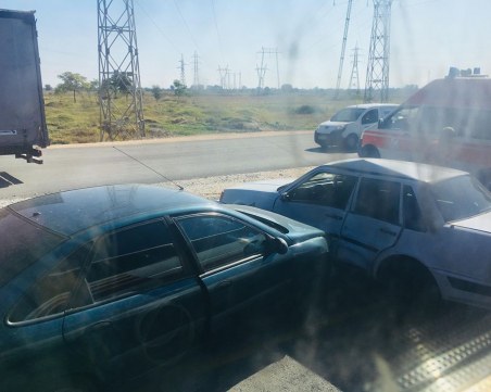 Две коли се удариха на изхода на Пловдив към Асеновград, има пострадал СНИМКИ