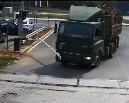 Камион помете бариера на жп прелез и не спря въпреки сигнал за идващ влак ВИДЕО