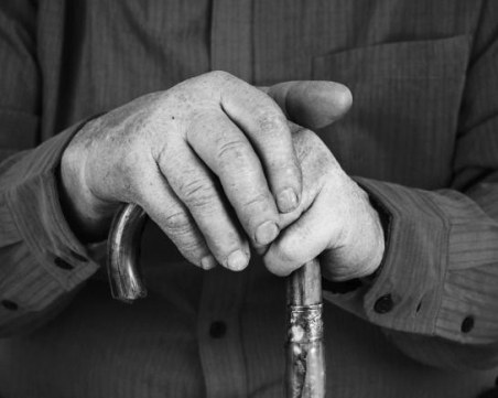 Непознат блъсна и повали на земята пенсионер от Пловдив, взе му над 1000 лева