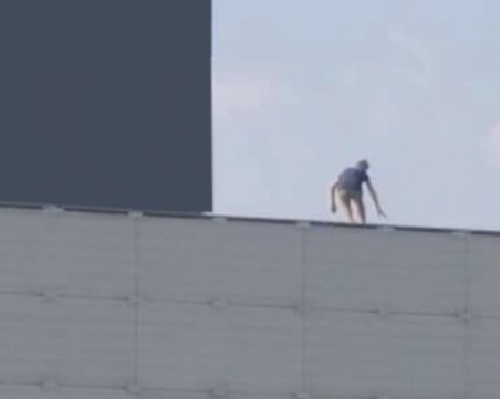 Нова опасна мода: Деца се катерят по покрива на мол заради ефектно селфи
