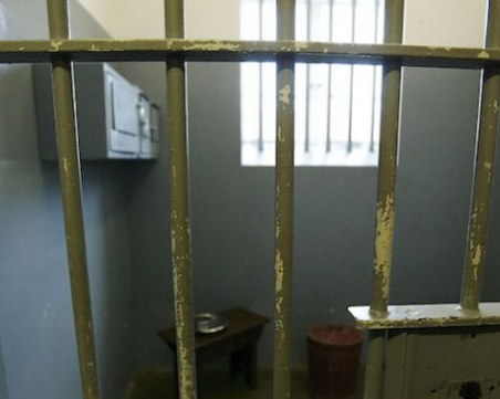 Скандал: Мъж налетя на бой на две жени, но за “награда“ ще преспи 7 нощи в ареста