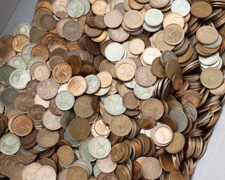 В знак на протест: мъж плати паркинг с 42 кила жълти стотинки