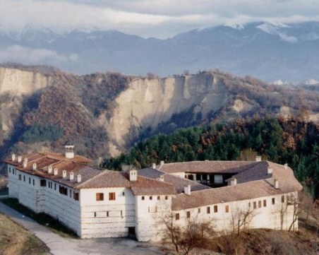 Вързаният от “златотърсачите“ свещеник е много уплашен, но няма наранявания