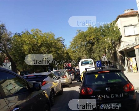 Зверско задръстване в центъра на Пловдив заради спукана тръба СНИМКИ