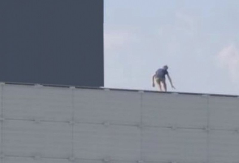 Нова опасна мода: Деца се катерят по покрива на мол заради ефектно селфи