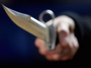 Крадци пребиха и наръгаха с нож пазач