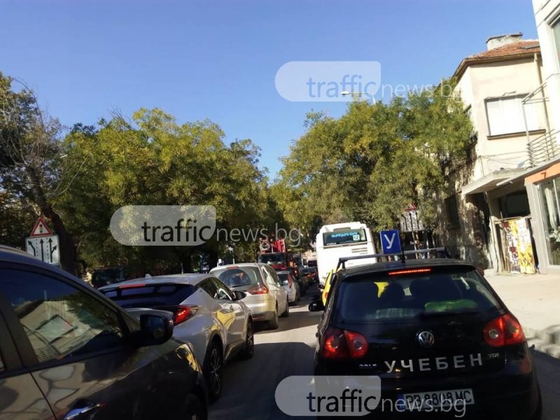 Зверско задръстване в центъра на Пловдив заради спукана тръба СНИМКИ