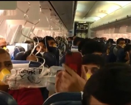 Кошмарен полет преживяха пасажери в самолет! На 30 от тях им текна кръв от ушите и носовете ВИДЕО