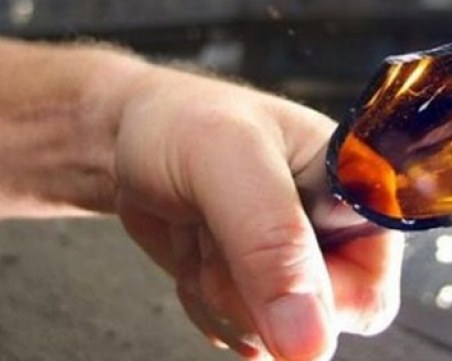 Мъж вилня в заведение, хвърля бутилка и чупи - прибраха го в ареста в Асеновград