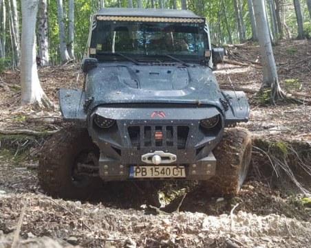 Международен офроуд фест събира запалени шофьори, спасители и планинари край Пловдив