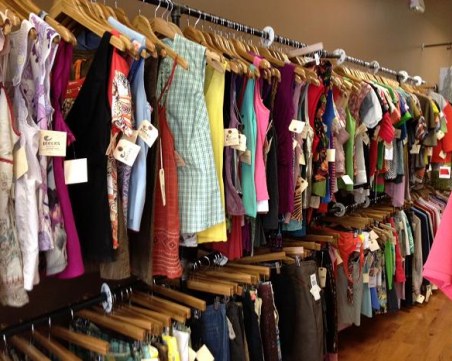 Очаква се скок на цените на дрехите втора употреба