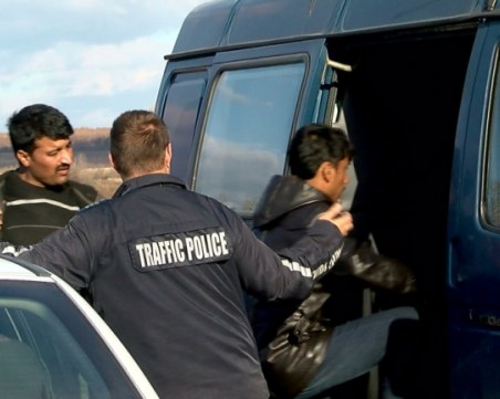 Спипаха 16 нелегални мигранти в бус, арестуваха шофьора