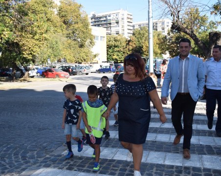 Центърът на Пловдив вече има три нови пешеходни пътеки СНИМКИ