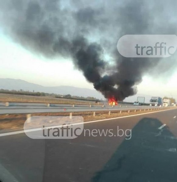 Кола избухна в пламъци на АМ Тракия, движението към Пловдив е затруднено СНИМКА
