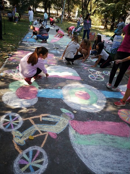 Малки художници оцветиха асфалта в Кършияка СНИМКИ