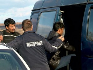 Спипаха 16 нелегални мигранти в бус, арестуваха шофьора