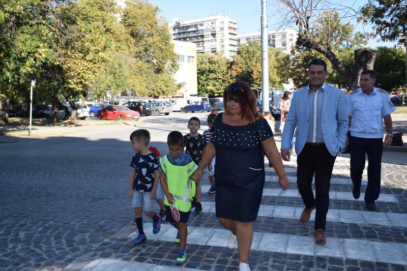 Центърът на Пловдив вече има три нови пешеходни пътеки СНИМКИ
