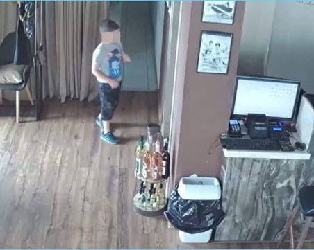 Дете задигна оборота на пловдивско заведение, камера го улови СНИМКИ