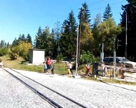 Глобиха учителките, превели деца през жп прелез при спуснати бариери
