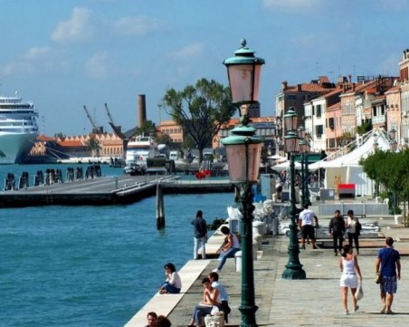 Край на седенето и лежането на земята във Венеция! Налагат забрана