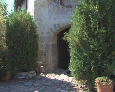 Мъжете вързали свещеник в Роженския манастир, застават пред съда