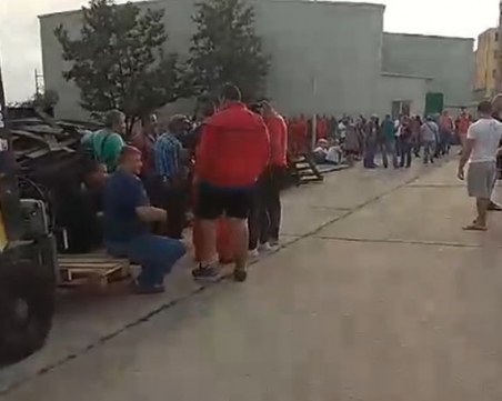 Напрежение пред винзавода в Карнобат, 500 лозари недоволстват заради проверките ВИДЕО