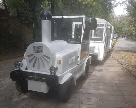 Общински съветник подкара влакчето, което ще ни вози до Альоша СНИМКИ