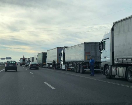 Отбиват тировете от магистралата, 10 километрова колона на тунелите ОБНОВЕНА, СНИМКИ