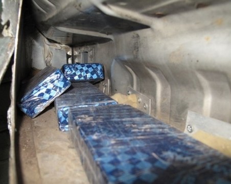 Полицията задържа 5 кг хероин, укрит в тайник на Мерцедес СНИМКИ