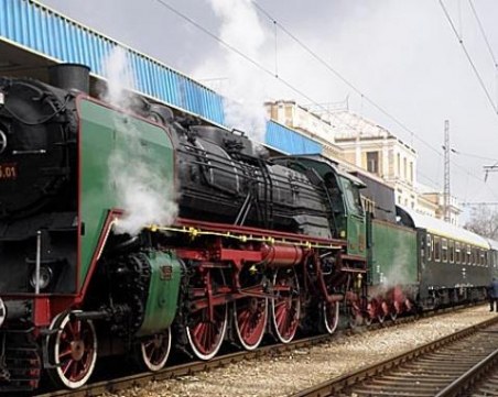 Пускат царския влак, теглен от парен локомотив, от София през Пловдив!