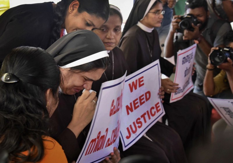 Нов скандал във Ватикана, индийски епископ изнасилвал монахиня