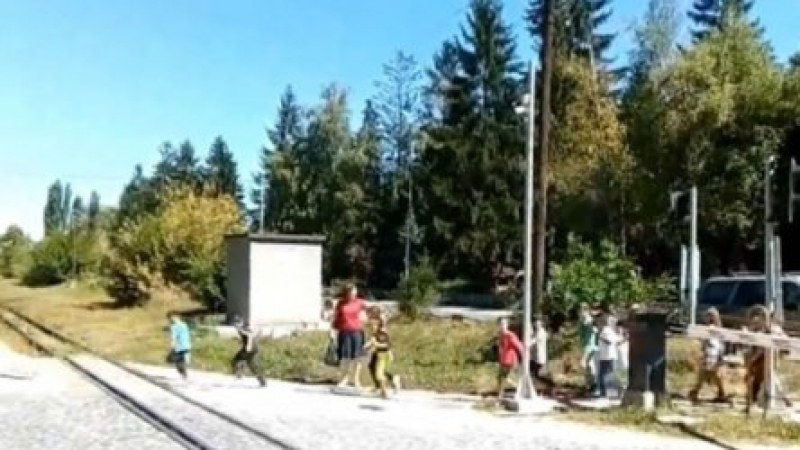Започна проверка на учителките, превели деца пред идващ влак във Велинград ВИДЕО