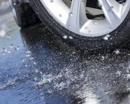 Избегнете аквапланинга – следвайте тези съвети
