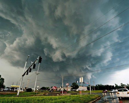 Катаклизми: Торнадо рани 30 в Канада, 127 души загинаха при тайфун във Филипините