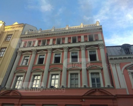 Клон на банка гори на Главната в Пловдив СНИМКИ+ВИДЕО