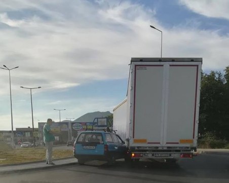 Нова катастрофа на пътя Пловдив – Асеновград, кола се заби в камион СНИМКИ